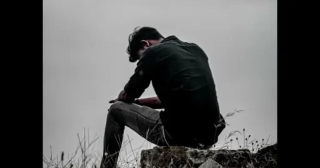 Udaas ladka pathar par akela baitha hai, sar jhukaye hue tanhai mehsoos kar raha hai
